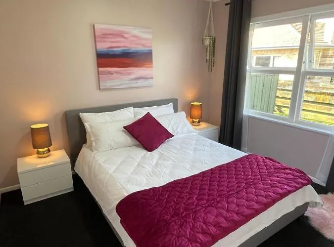 Sunny 2Bdrm Home Close To Hospital & Gardens