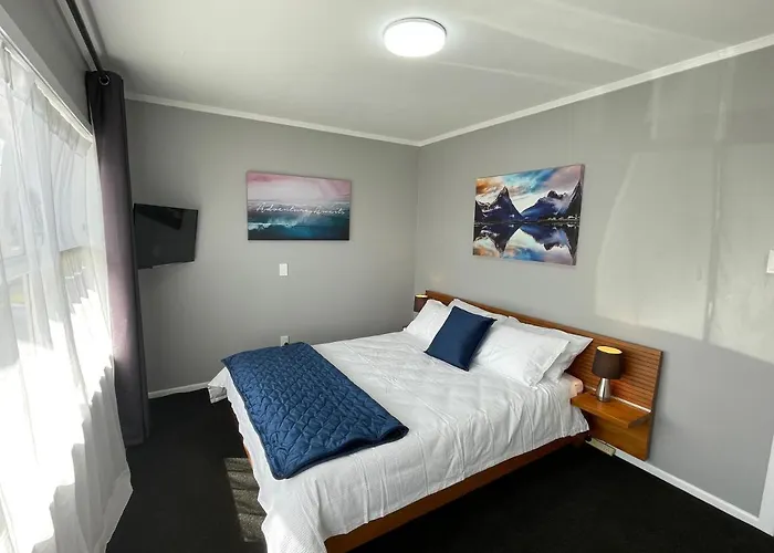 Sunny 2Bdrm Home Close To Hospital & Gardens