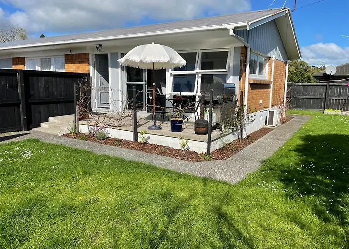 Sunny 2Bdrm Home Close To Hospital & Gardens