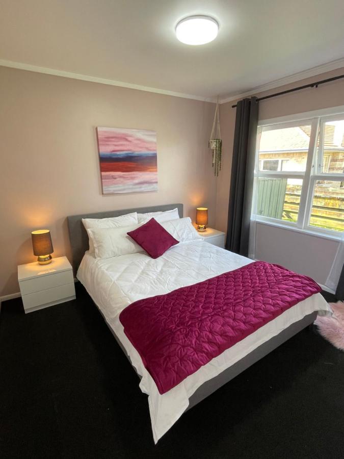 Sunny 2bdrm Close To Hospital & Gardens Holiday home