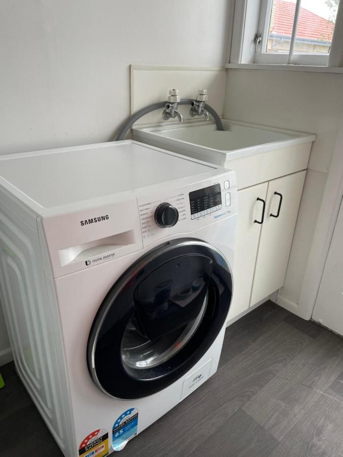 Sunny 2bdrm Close To Hospital & Gardens Holiday home Hamilton